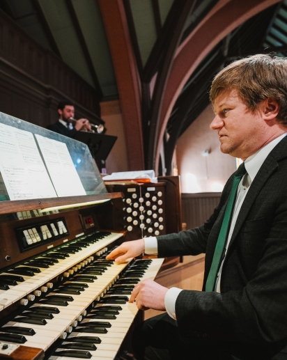 Henry Danaher '08 at the Rollins Chapel organ